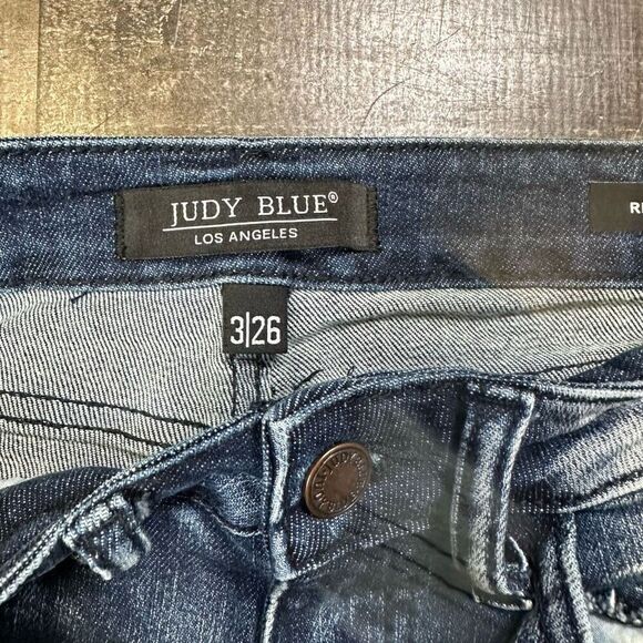 Judy Blue Women’s Size 26 Relaxed Fit Jeans Blue Medium Wash Denim Raw Hem - Picture 2 of 10